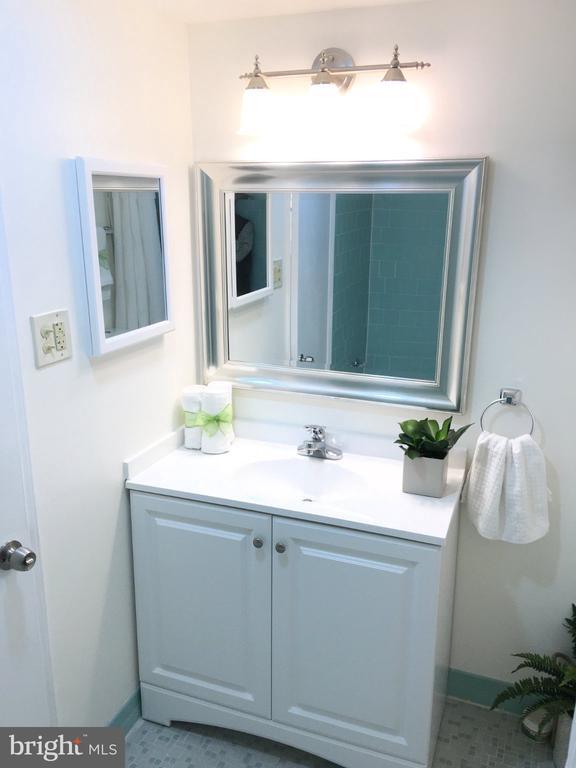 Building Photo - 5929 Quantrell Ave