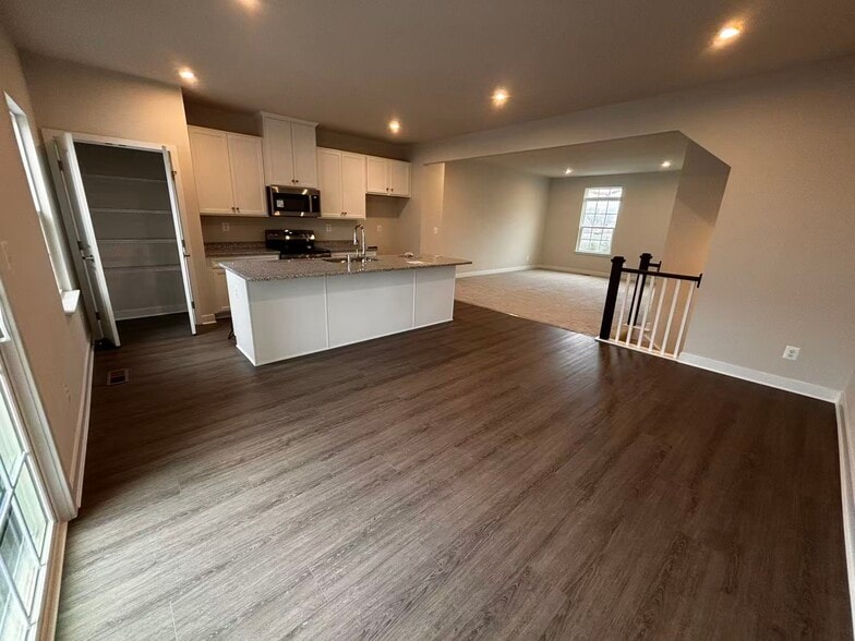 Building Photo - 735 Rosemary Way