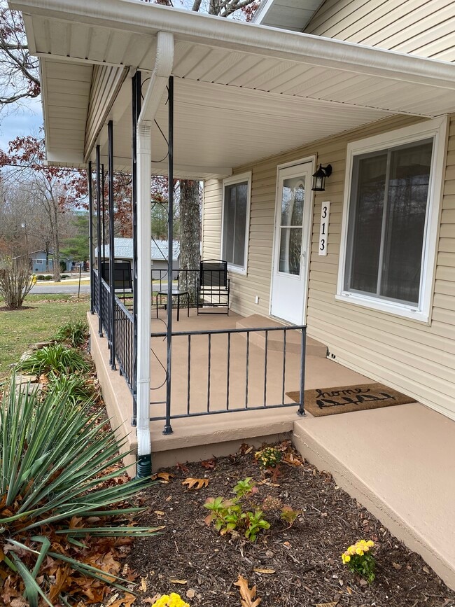 Building Photo - 313 St George Dr