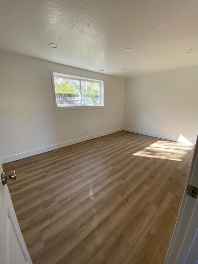Building Photo - Orem Duplex - Downstairs