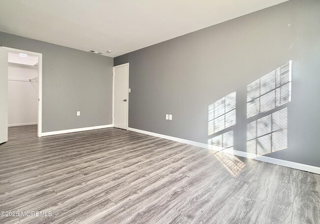 Building Photo - 304 Wellington Pl