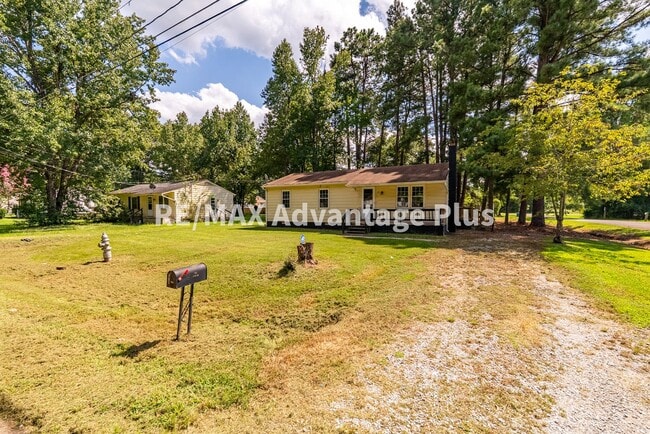 Building Photo - 4 Bedroom Home in Blackstone!