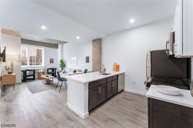 Primary Photo - 10 Commerce Ct