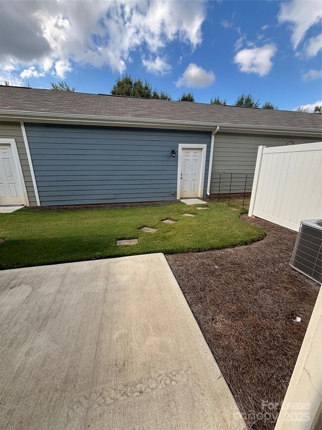 Building Photo - 414 Sagecroft Ln