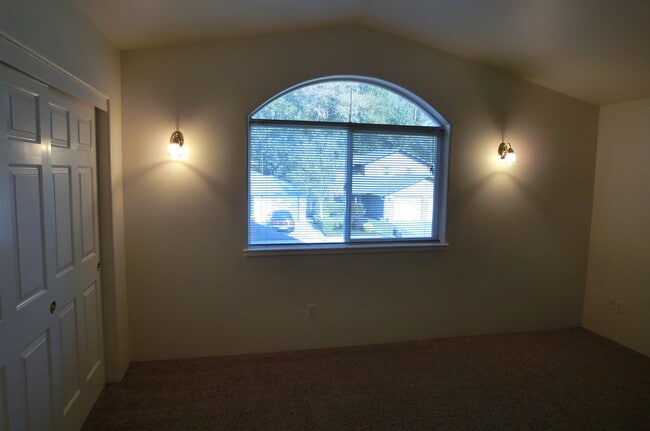 Building Photo - 2 BED 2 BATH TOWNHOME