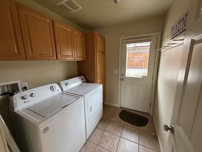 Building Photo - 165 Coral St