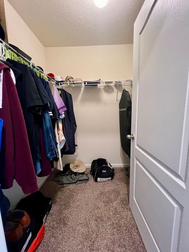 Building Photo - Available 11/1/24 Three bedroom two bath h...