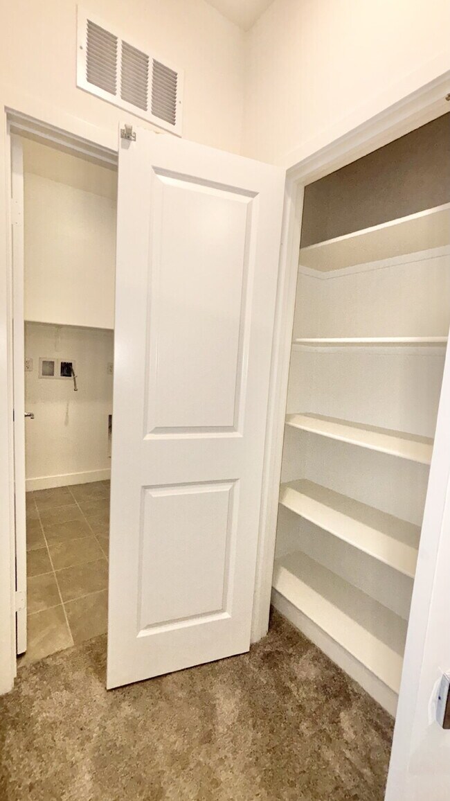 Building Photo - 4 Bedrooms Available University Park
