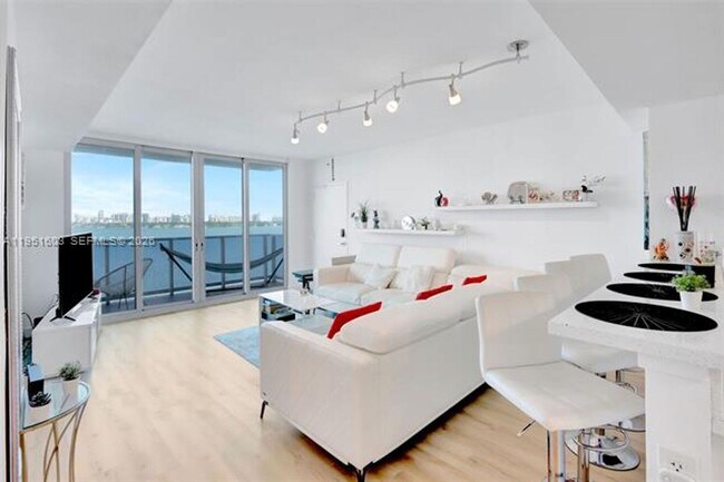 Building Photo - 7501 E Treasure Dr