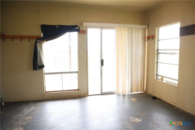 Building Photo - 707 Old Seguin Luling Rd