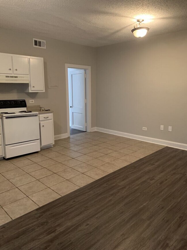 Building Photo - 2 Bedroom 1  Bath Apartment
