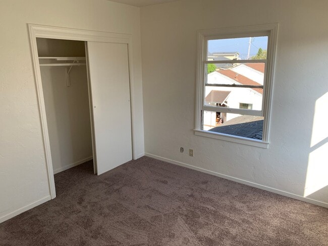 Building Photo - Great 2 bedroom upstairs standalone unit with garage