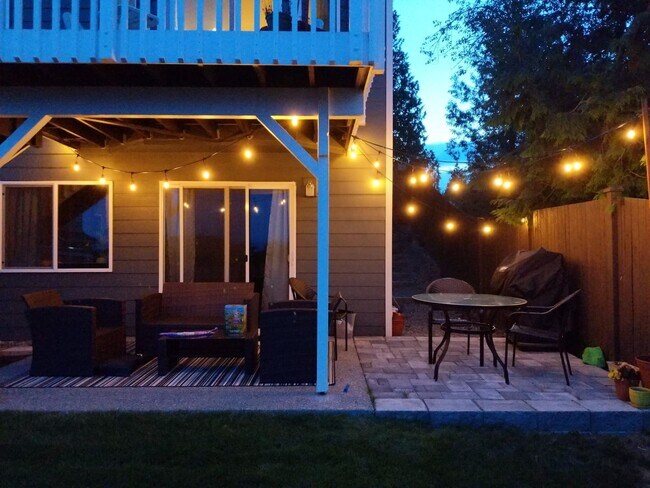 Building Photo - Spacious Corner 5 bed Single Family Home i...