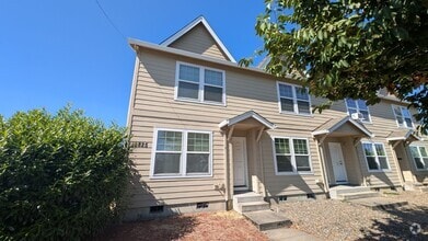 Building Photo - End unit Townhouse in Forest Grove