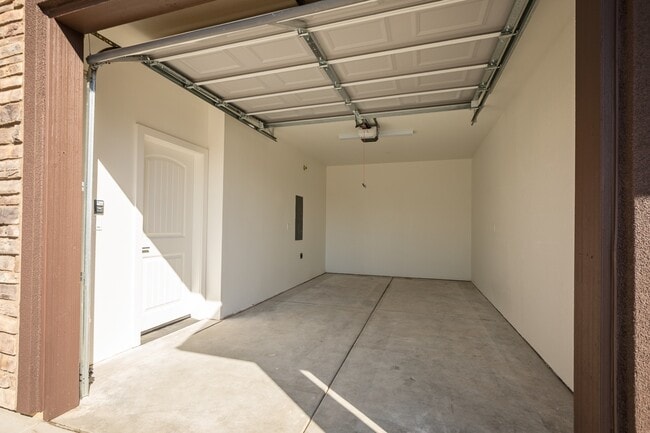 Building Photo - 916 N Olive Ave