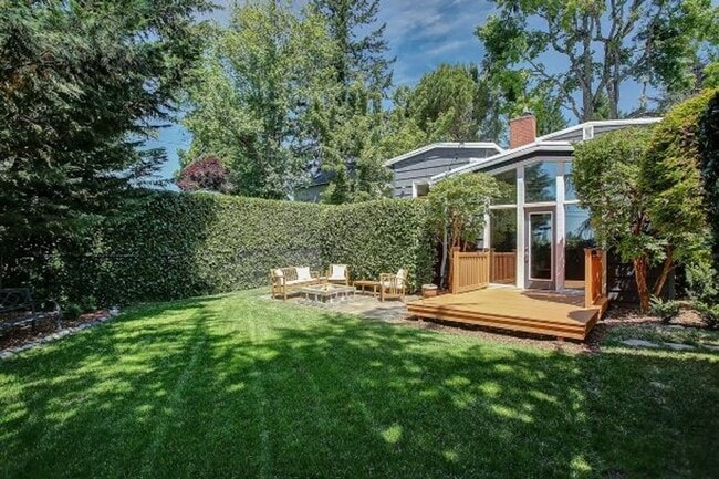 Building Photo - Chic Urban Oasis in Hillsdale