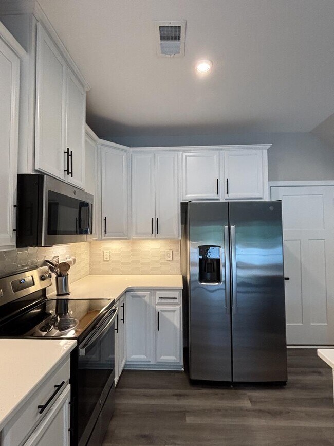 Building Photo - 300 Golan Cir