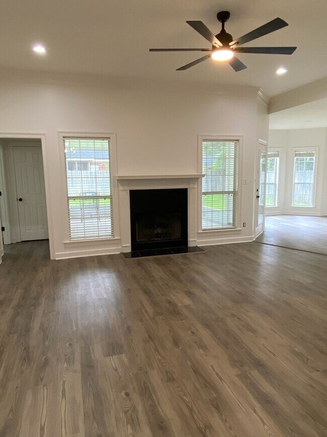 Building Photo - COMING AVAILABLE IN APRIL