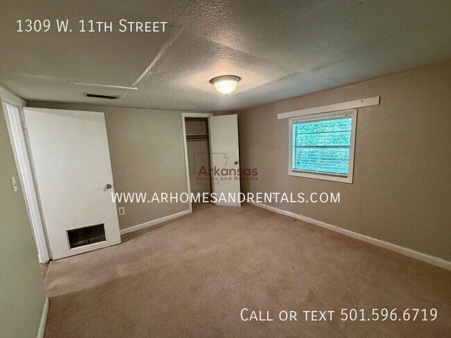 Building Photo - 1309 W 11th St