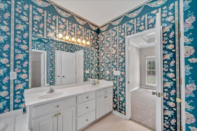 Building Photo - Country Club Living