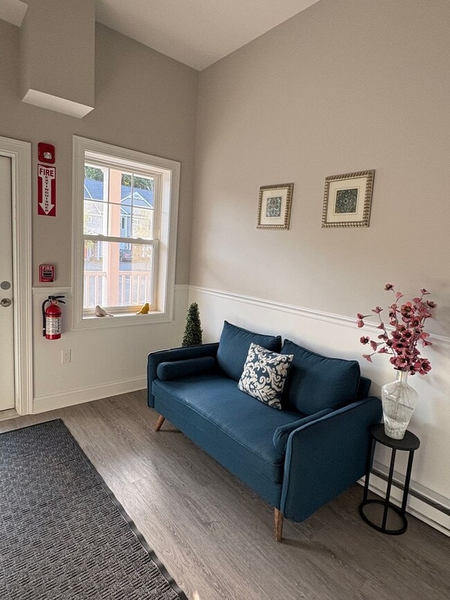 Building Photo - Bright, Spacious 2 bedroom condo in prime ...