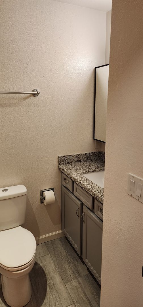 Building Photo - 3BR/2BA NW Reno Gen available immediately!