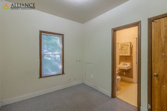 Building Photo - Perfect Location!