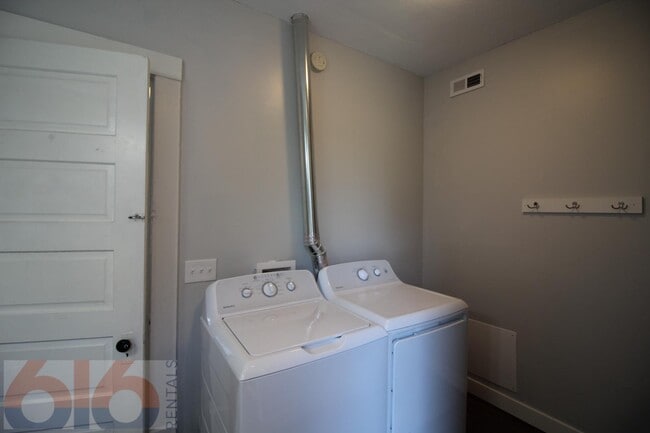 Building Photo - 27 National Ave SW