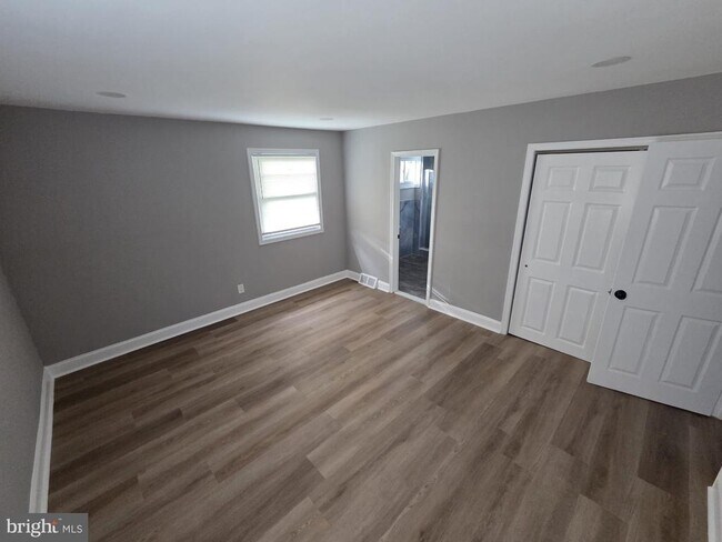 Building Photo - 217 Cherry Ln