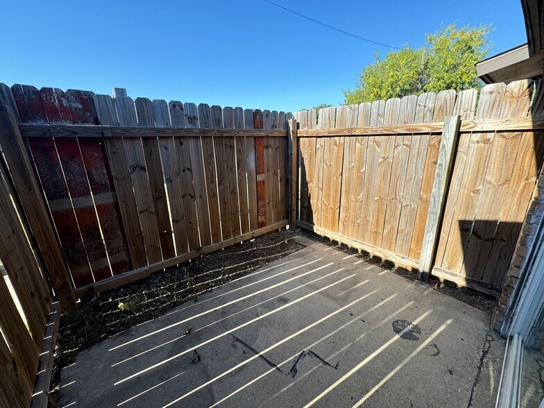 Building Photo - 2316 Andover Dr