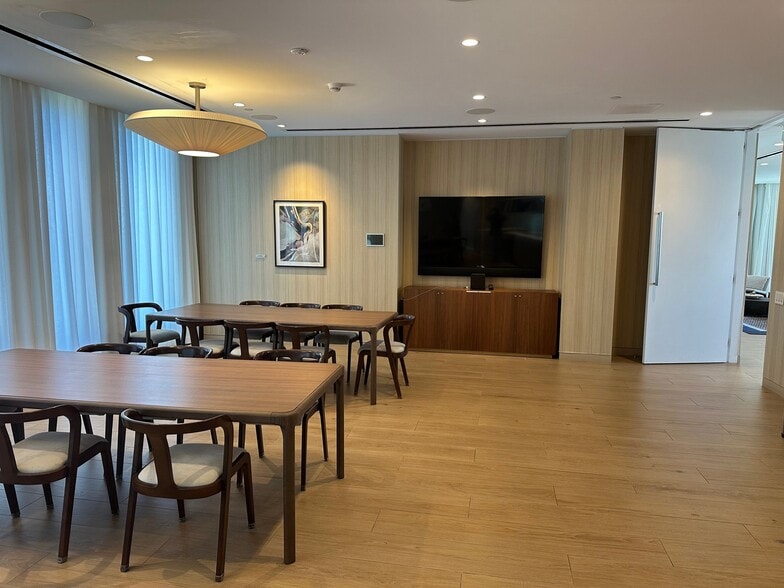 Building Photo - 987 Queen St