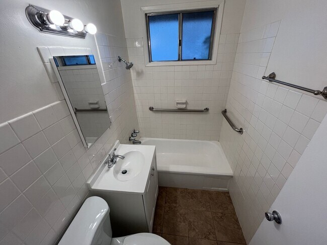 Building Photo - Lovely 3 Bedroom 1 Bath House with Garage