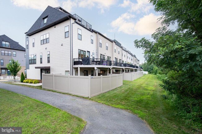 Building Photo - 6275 Edsall Rd