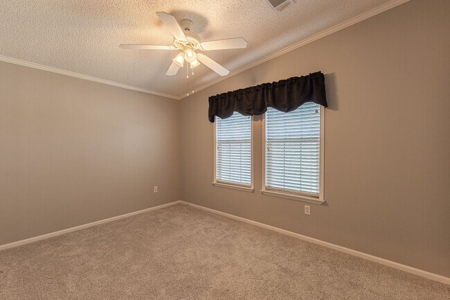 Building Photo - Florida living at its finest! 3/2 with a c...