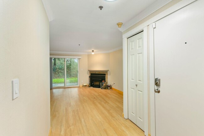 Building Photo - Cozy 2 bedroom, 2 bathroom condo- Federal Way Area