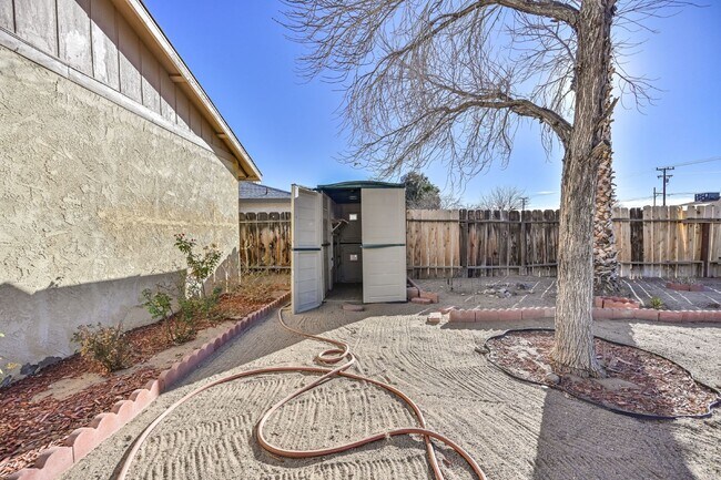 Building Photo - 3 bedroom, 2 bath with large living room and brick fireplace.  Good size kitchen with tons of cab...