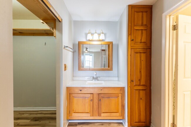 Building Photo - Spacious & Stylish 3-Bedroom Townhome in S...