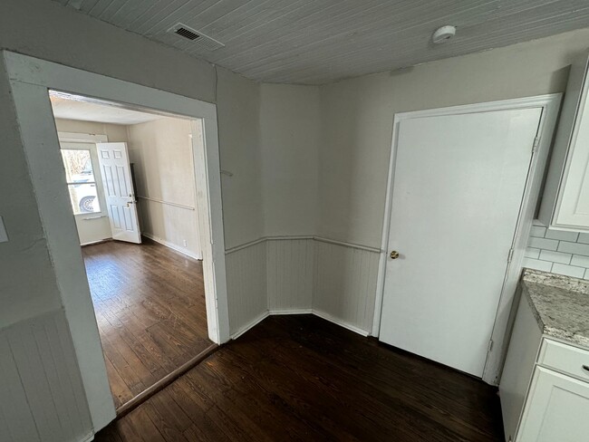 Building Photo - 2 Bedroom House for Rent