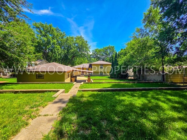 Building Photo - 4 Bedroom Split-Level Home for Rent in Urbandale – 2 Living Areas & Private Backyard!
