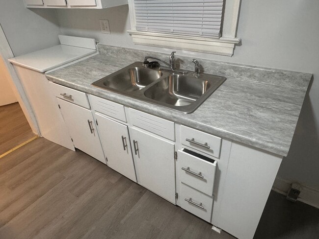 Building Photo - 3 Bedroom House - Excellent value for Bric...