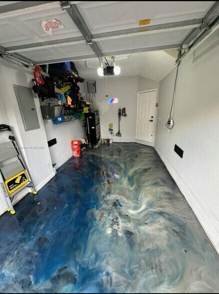 Garage - 1481 SE 25th Ter