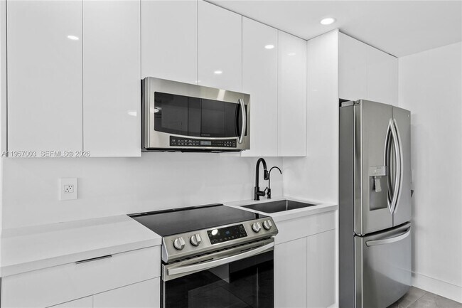 Building Photo - 4101 Pine Tree Dr