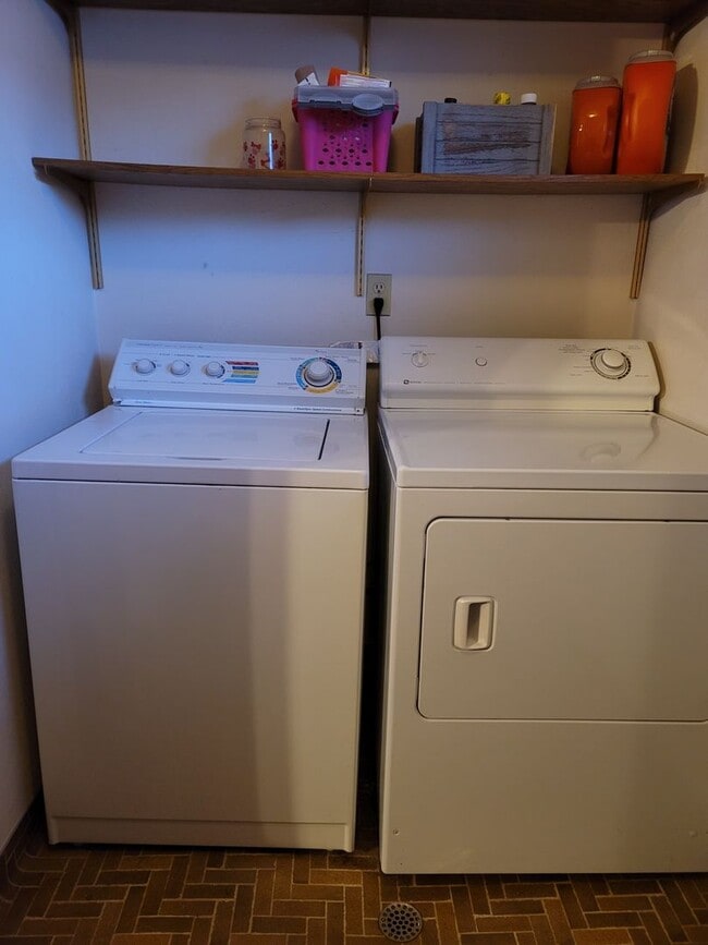 Building Photo - 6117 Shannon Ave