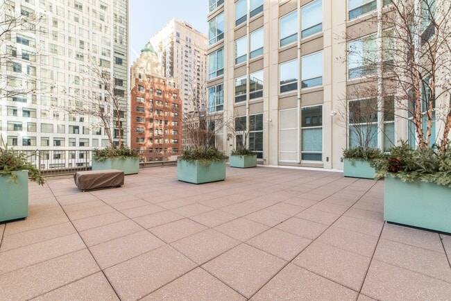 Building Photo - 57 E Delaware Pl