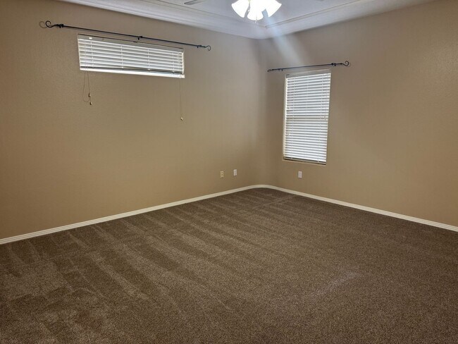 Building Photo - Location, Location!  3 Br, 2 Ba, fireplace in living room, kitchen appliances