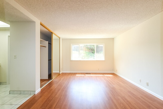 Building Photo - 3 bedroom Home on a corner Lot