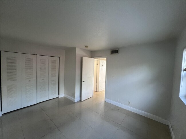 Building Photo - 1275 SW 36th Ave