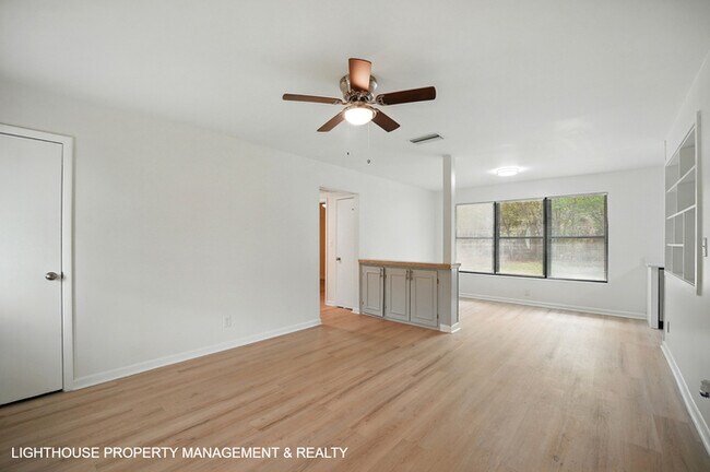 Building Photo - Stunning, Fully Renovated 4 Bed/2 bath Home!