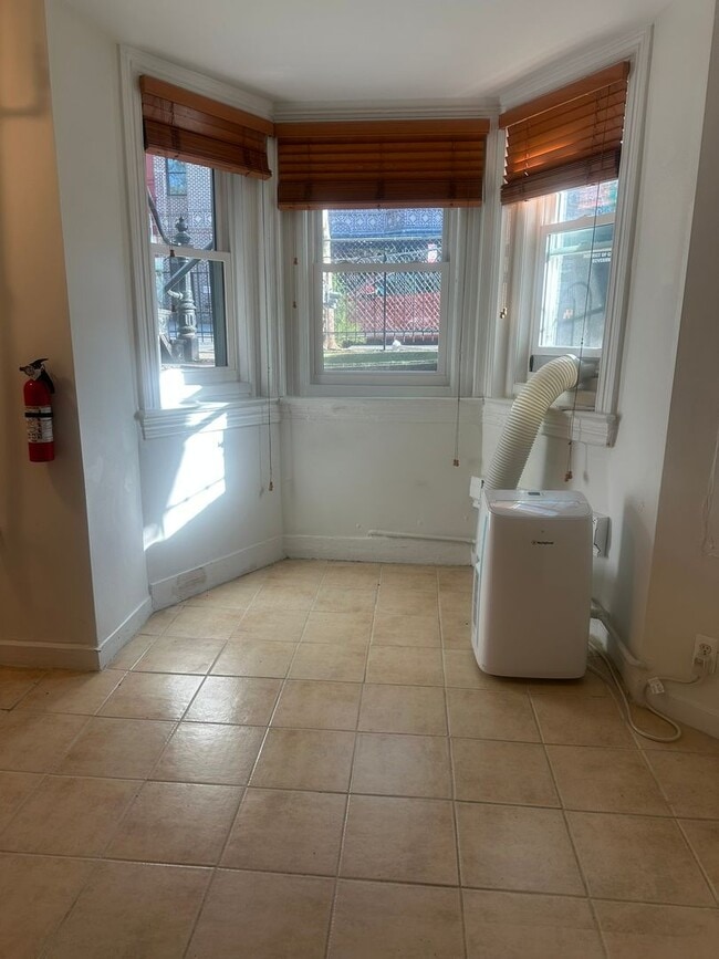 Building Photo - Modern Basement Unti 1 Bedroom/1 Bath, Recently renovated, new stainless steel appliances, floori...