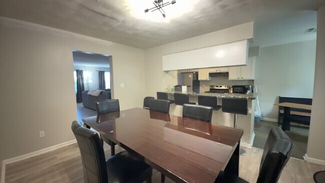 Building Photo - Beautiful 3BR Townhome in Gated Kings Square Community